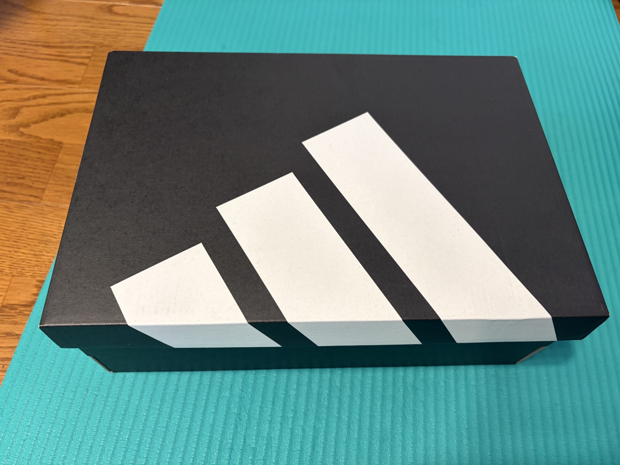 adidasの靴箱を撮影した写真