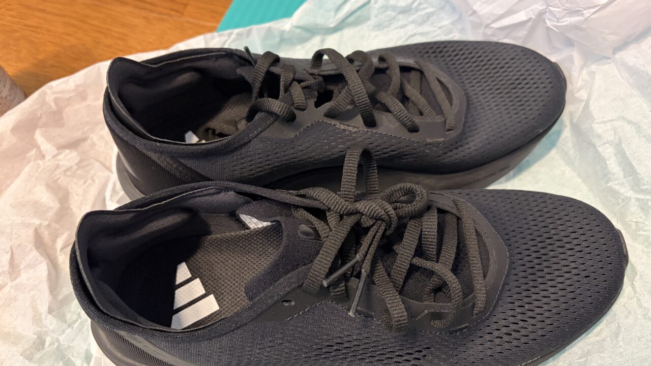 adidas TREADFLOWを開封して撮影した実物写真