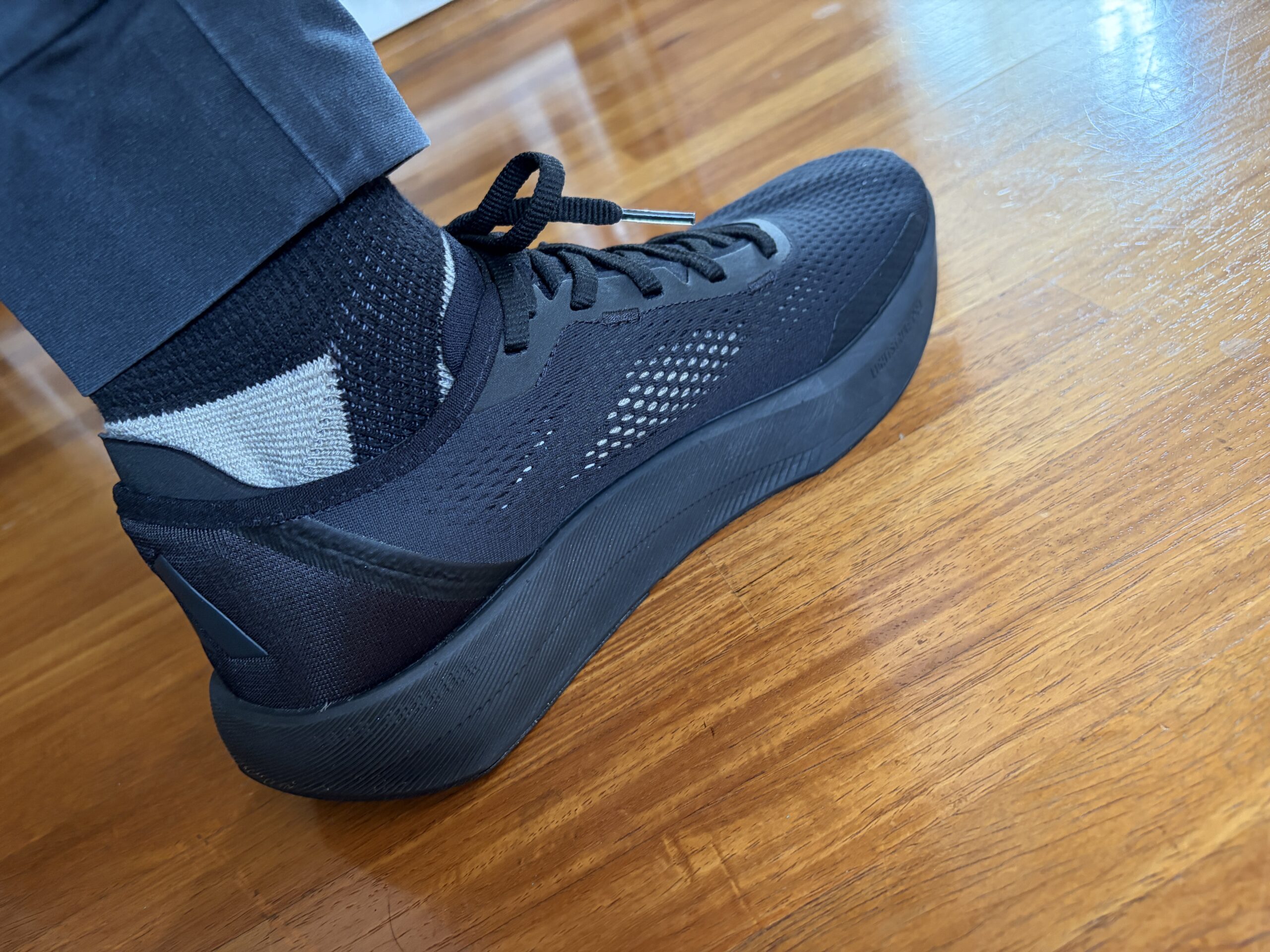 adidas TREADFLOW着用時に靴下が見える写真